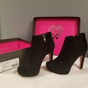 Vince Camuto booties size 6